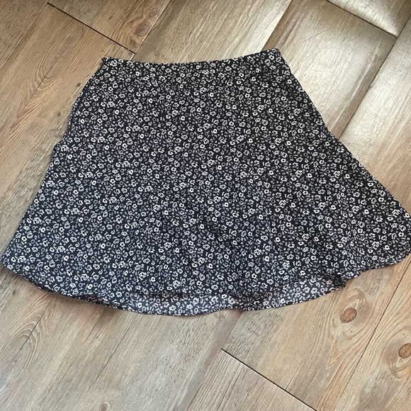 H&M black and white floral skirt, size 4 - Picture 3 of 3